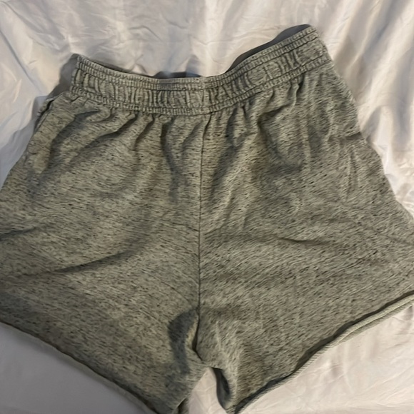 Men’s gray under Armour shorts - Picture 3 of 3